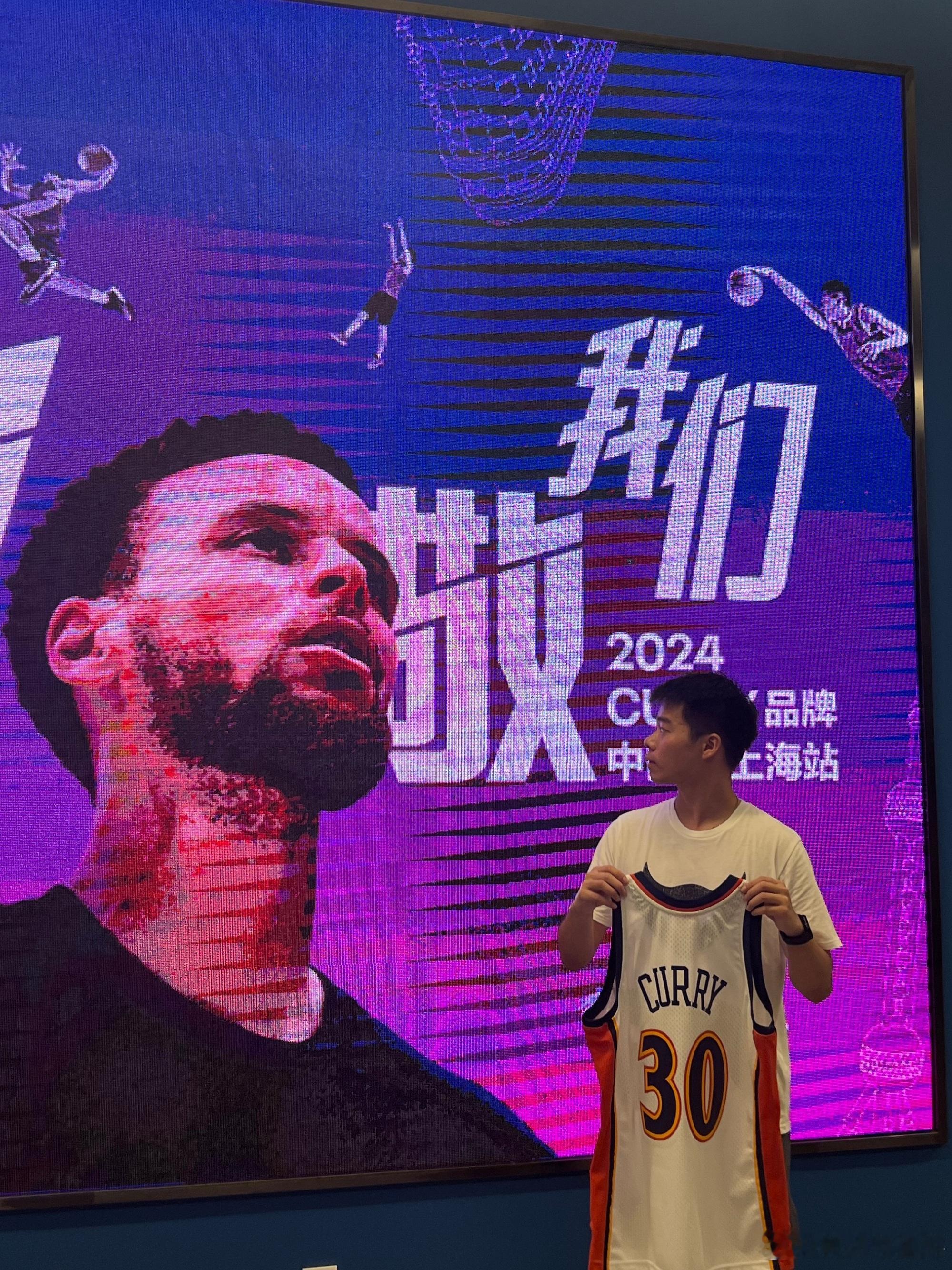 #库里[超话]##2026库里中国行##我要见库里# 
 几乎追完每一次库里中国行。
    19年上海站，我还在读高中，好不容易说服父母允许我独自奔赴现场。拿着vivo手机远远拍下库里，现在回看照片已经很模糊，却是我青春最珍贵的起点。
库里的故事一直深深感染我，他也曾饱受脚踝伤病折磨，在质疑与低谷里日复 ​