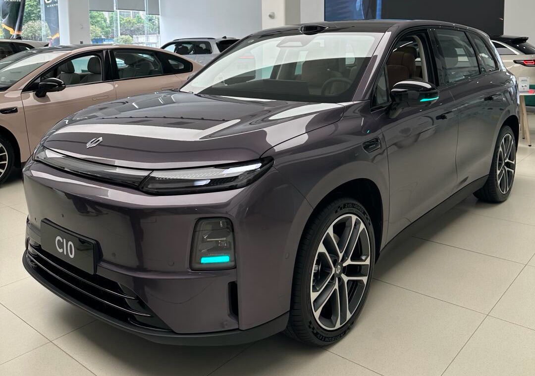 零跑 C10 到店体验：坐进车厢，感受家用 SUV 的细节功底
在 4S 店展厅见到零跑 C10，本次把体验重点放在车厢内部，看看它作为家用 SUV，在材质、空间和日常储物这些高频接触部分表现如何。
拉开车门，座舱是简约居家的设计基调，中控台以横向线条延展，按键数量做了减法。手肘常搭到的台面、门板扶