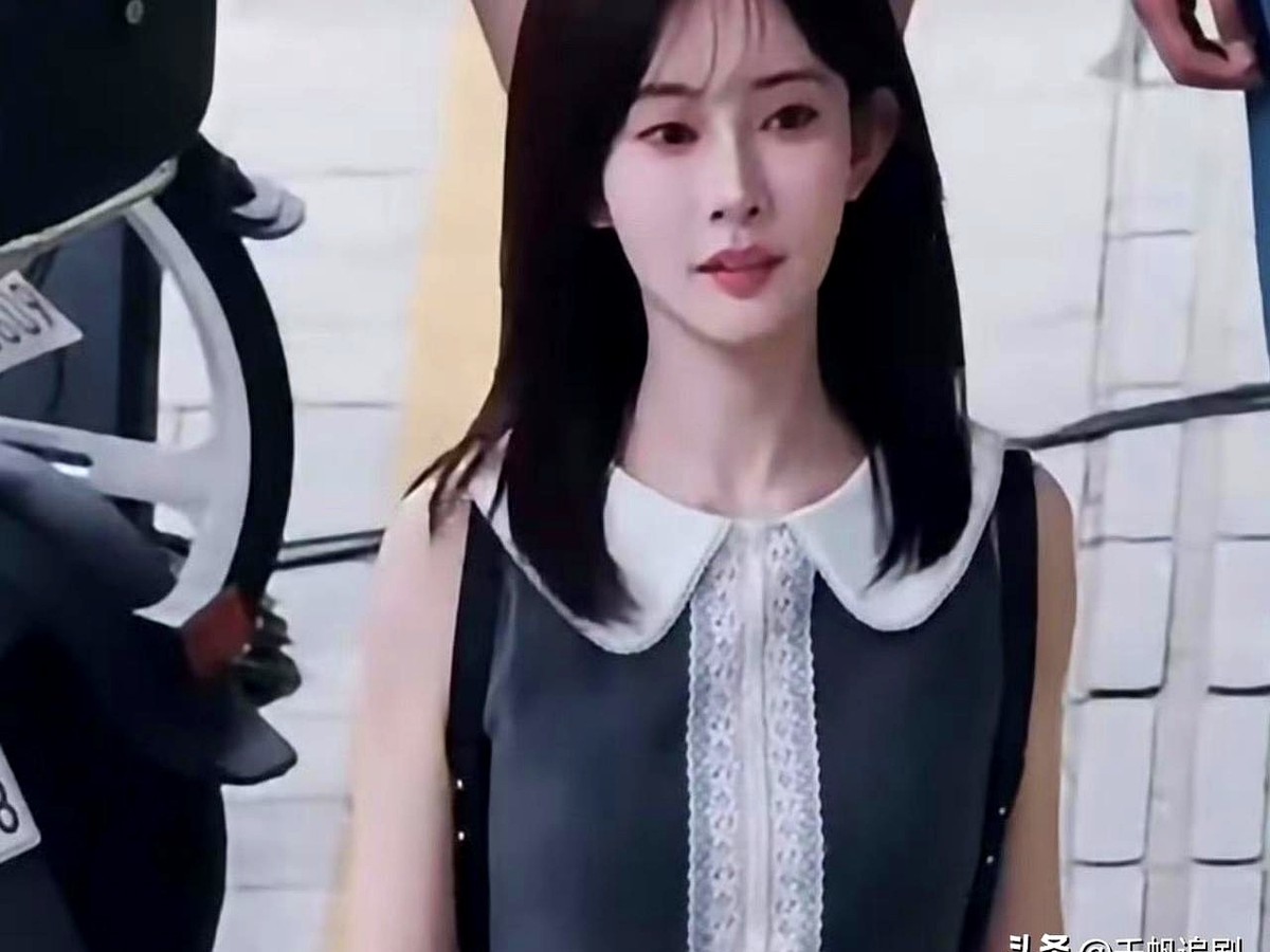 褪去浓妆，孟子义换上校服的样子让人愣了一下。

新剧《爱在无尽夏》刚在广州开机，她和丁禹兮迎来了二搭。路透图里，她饰演的女主郝念留着松散长发，妆容清透。

习惯了她平时的明艳御姐风，时隔六年再接现偶，这身干净的学生装，透出几分校园白月光的气息。生图镜头下，眉眼也跟着柔和了不少。

这部24集的剧预计