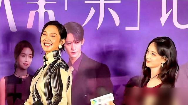 李一桐被保姆艳压了，这事儿比剧里演的还刺激。
《美人余》里，她演江浙沪独生女，穿高定、化全妆，往那儿一站像拍杂志封面。王佳佳演保姆，头发随便一扎，围裙上还沾着水渍。
结果镜头一怼脸，观众全倒戈了。王佳佳往沙发上一靠，眼皮一抬，那股松弛劲儿直接把李一桐的精致架空了。一个像在过日子，一个像在演“过日