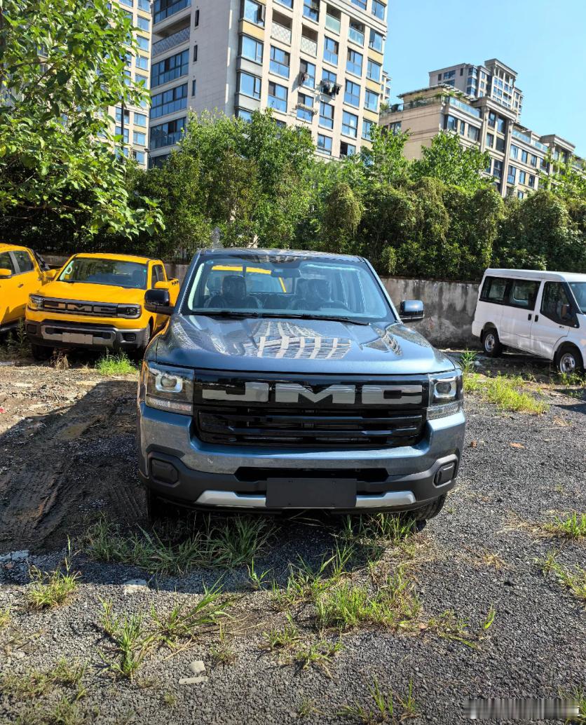 新宝典加装侧踏板和行李架，颜值提升明显
买新宝典的时候就觉得原车有点素，想加点装饰。网上看了一圈，最后选了侧踏板和行李架两件套。
侧踏板选的是不锈钢材质的，带防滑颗粒。安装需要在底盘打孔，找的改装店做的，工费200块。
装完之后上下车方便多了，家里老人小孩都说好。而且侧面看着更有层次感 ​