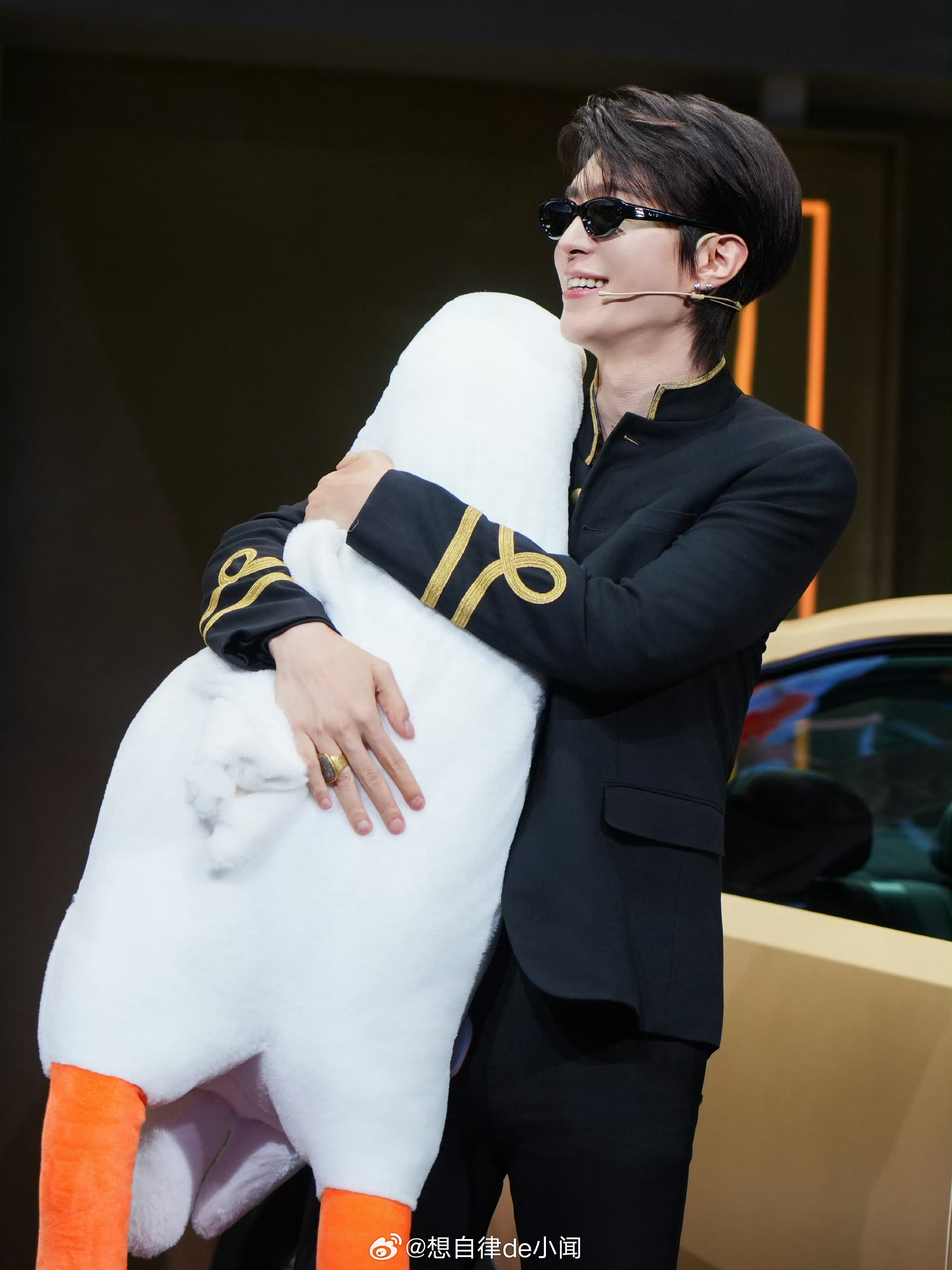 #范丞丞同款艾尼氪V预售11.99万起##范丞丞的车展OOTD#  ✨重磅官宣｜解锁001号车主新身份

恭喜范丞丞正式成为艾尼氪V 001号车主！

一身气场满满的黑色制服西装，利落又帅气，亮眼的车展OOTD氛围感直接拉满。少年鲜活自由的气质，和新潮的新能源座驾碰撞出奇妙火花，每一张同框大片都高级感 ​
