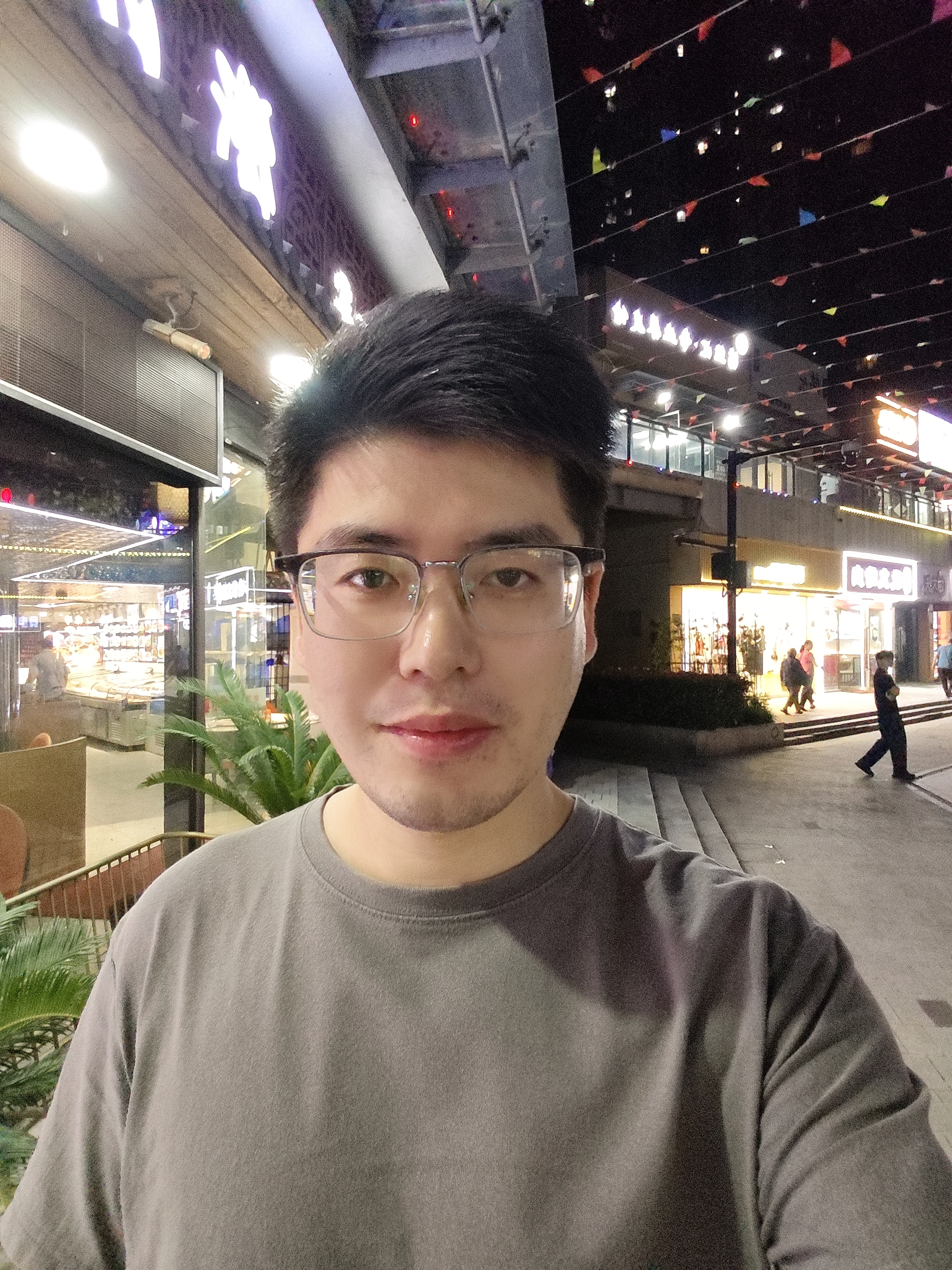 85年12月的牛，42岁未婚未育
昨天夜里三点醒来
一想到自己这个年龄还没结婚