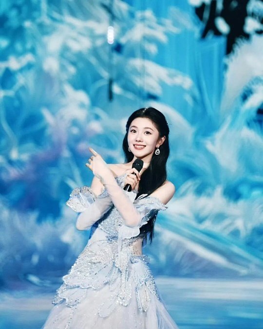 #刘浩存舞台行公主礼#舞台一躬身，公主礼温柔又有仪式感✨
看得出来是精心设计过的舞台表达。
尊重舞台，认真演绎，这份对表演的诚意很打动人。 ​