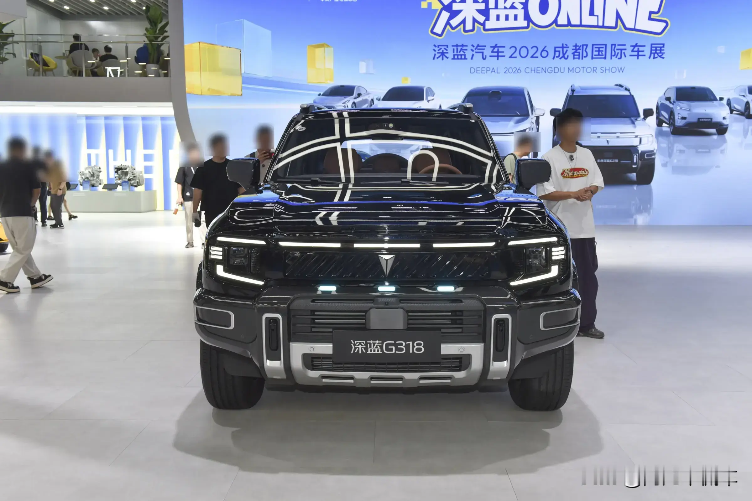 2026成都车展，到底上市了几款方盒子新车？你怎么看？
 
逛完2026成都车展，最大的感受就是方盒子车型迎来集中爆发，大大小小方方正正的SUV扎堆登台，不过要分清：全球/全国首秀亮相、开启预售、车展正式上市，这三者并不是一回事。
 
本届车展现场，真正完成车展正式上市的方盒子新车数量并不多，核心代