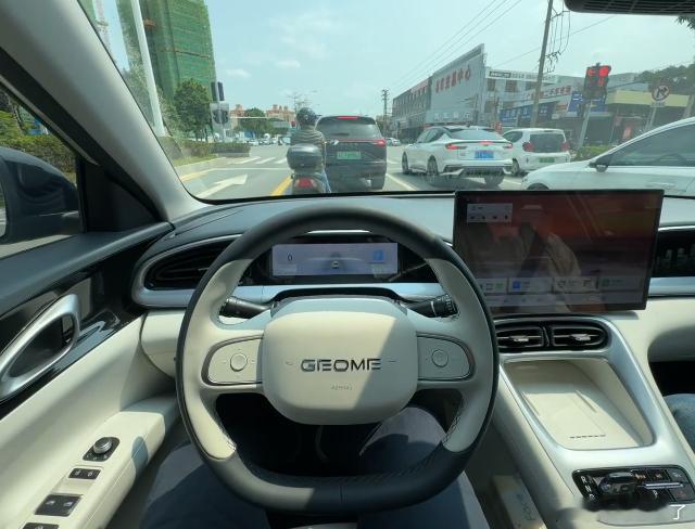 预算十万内，选了台比较好开的吉利星愿
结婚两年，想买台纯电小车，平时通勤用，周末两个人会出去逛逛，偶尔短途自驾。预算10万以内，零跑A05和吉利星愿都去看了。但看完实车试驾完，选了吉利星愿。
空间是决定性因素。星愿轴距2650mm，比A05多45mm。别看就差这几厘米，后排坐人的时候差别很明显——A0 ​