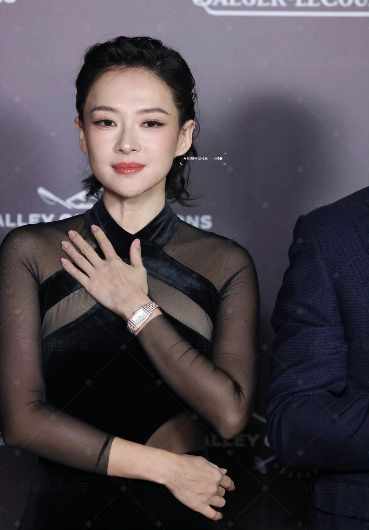 【章子怡是斗争型的面相】

🔅必须在争斗中获得资源和发展，例如事业上的争斗，争番争咖位 争事业上吃苦 争专业能力强

🔅或者是家庭中的争斗，例如家庭中的话语权，和家人之间斗争但是又共存的局面，未来还会面临子女运的争斗，其实章子怡是对抗途径依赖的性格，遇到问题她的第一感触是反抗斗争不 ​