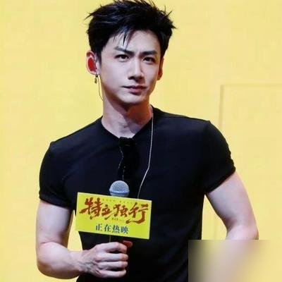 井柏然给白敬亭订了个“脱单蛋糕”，直接把人催到热搜上。
白敬亭在《现在就出发4》里回了一句：全年住横店，跟谁谈？跟摄像机谈吗？
这话真不全是玩笑。GOODBAI五周年、TURF鞋发售、小卡限量，戏约排到《刑警时刻》《战争和人》。综艺里还得给沈腾安排工作，看懂王安宇的抽象画。
别人催婚他搞钱，行