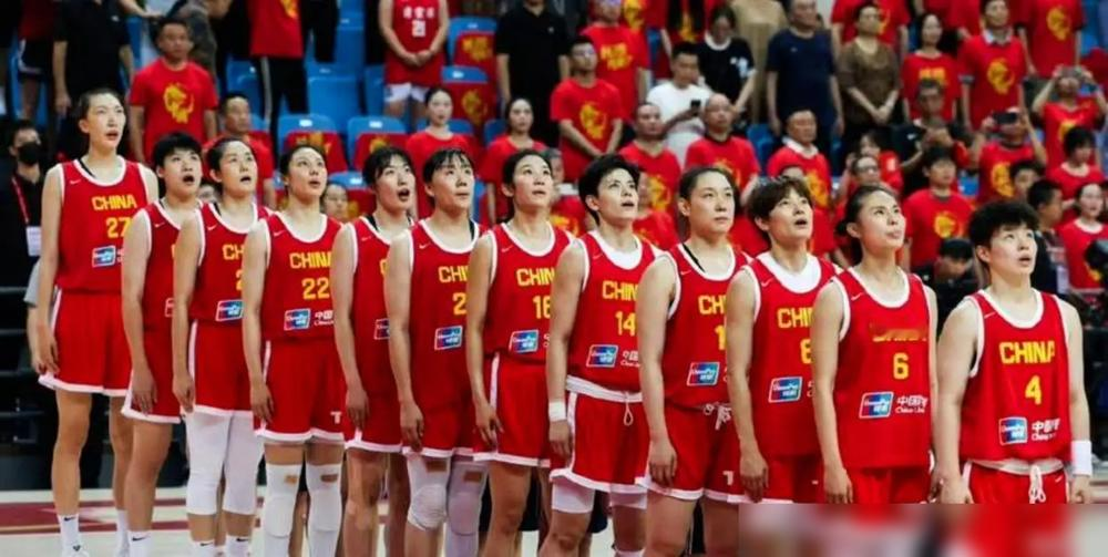 今晚23：45中国女篮打波多黎各，居然还有人怕爆冷？
之前4次FIBA国际大赛交手全赢，场均净胜33.8分，也就上个月欧洲拉练状态松垮输了7分。
波多黎各主打小快灵，首发4个不到1米8，就靠全场逼抢造失误打反击。
咱只要控制失误压节奏打阵地，韩旭加张子宇的双塔，内线就是碾压级优势。
单场淘汰