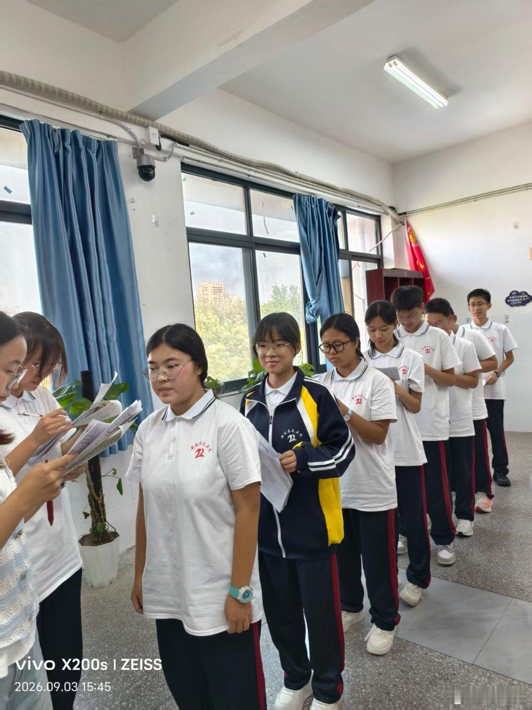 #vivo[超话]##vivo超话# 同学们站成一排，主动去找老师过关，同学们的学习劲头真好 ​