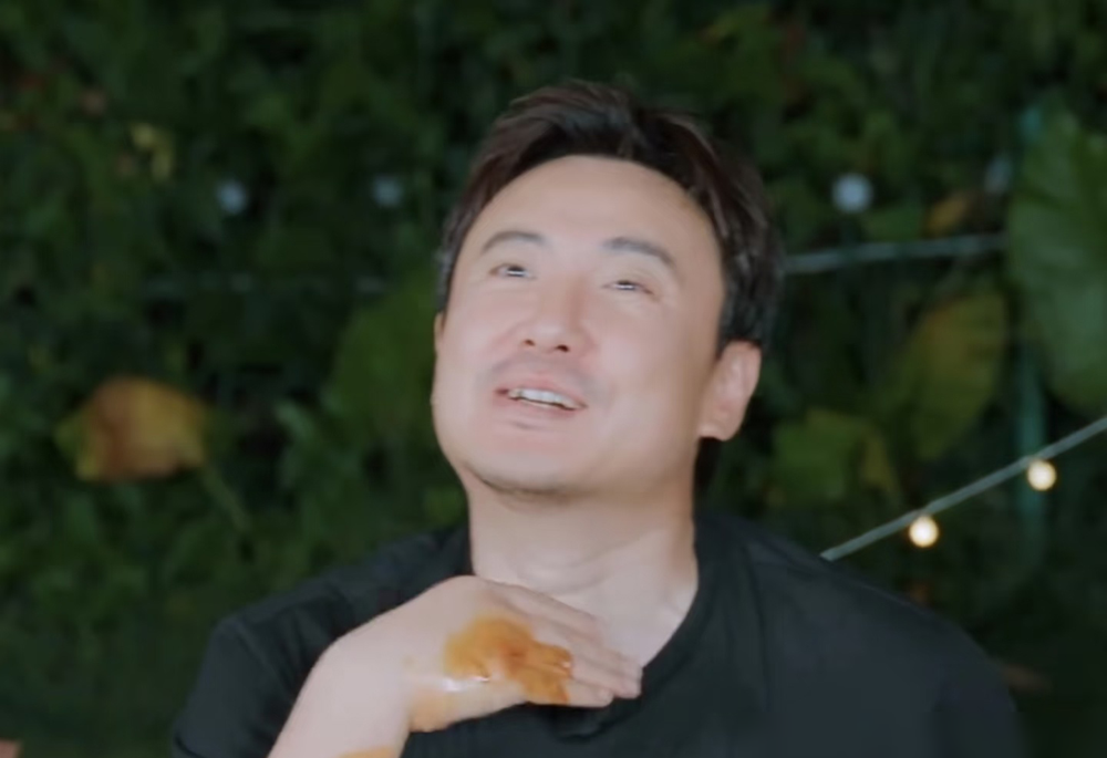 沈腾在综艺里满手油光发亮，黄乎乎一片，弹幕全在刷又偷吃大酱。镜头一转，胡先煦蹲旁边举着小风扇对着他手狂吹，桌上还摆着冰袋。那哪是大酱，是烫伤膏，整只手都糊满了。伤得不轻，他倒好，一句没提，接着录，接着抖包袱，接着让所有人笑。网友那句扎心了：不爱你的人，你烫成这样都以为你在偷吃大酱。人心里的成见，真比