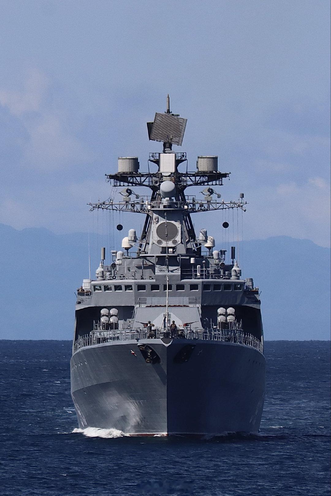 本子在津轻海峡拍摄的外国军舰，1155型沙波什尼科夫元帅号驱逐舰正面照，瓦良格号巡洋舰的侧面照。航母应该是华盛顿号。#烽火问鼎计划# ​