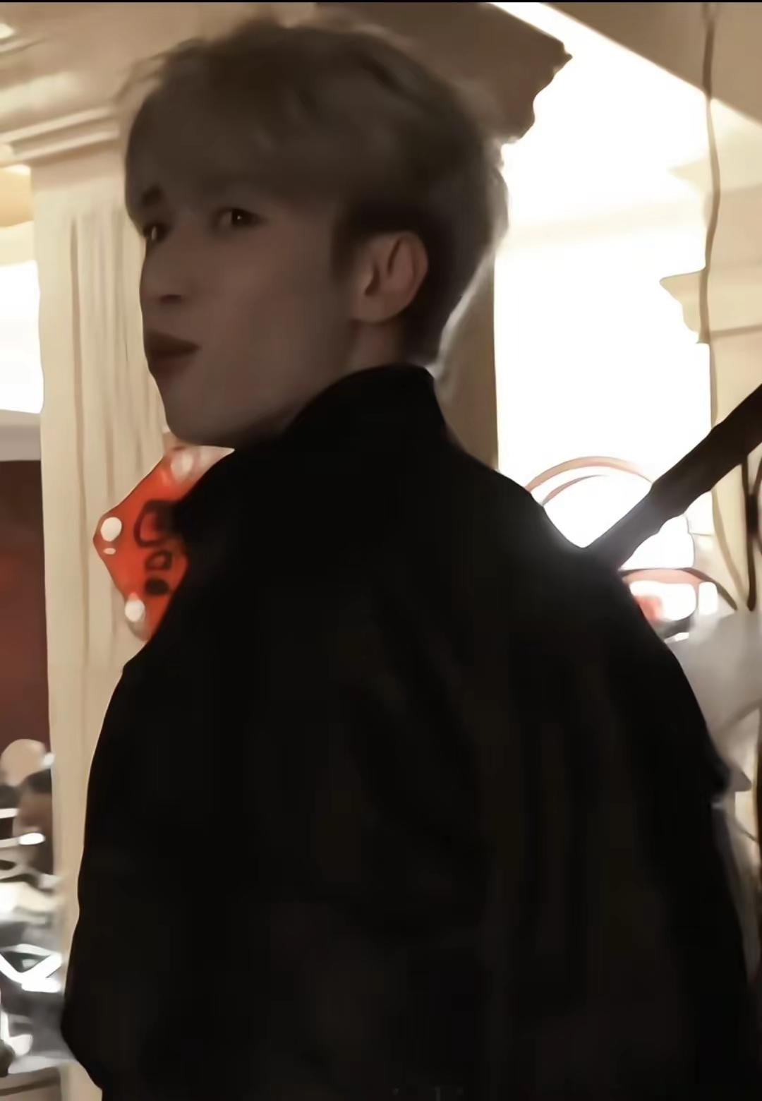 翔×我｜我的脸也紧紧贴着你胸口。场景两个人一起散着步严浩翔 严浩翔做梦素材 严浩翔梦女 年上