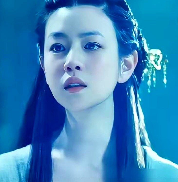 “讲这个不犯法吧？”陈妍希在镜头前咧嘴一笑，把十年前漫天的群嘲当场捏碎。

被问代表作，她没打磕巴，直接把当年让她崩溃的痛点甩上台面。顶着厚重发包，满屏弹幕追着骂小笼包，她硬生生扛下所有唾沫星子。

十年过去，大家翻出她别的古装照才回过味：脸还是那张脸，纯属被瞎折腾的妆造坑惨了。全网现在一边倒替她喊
