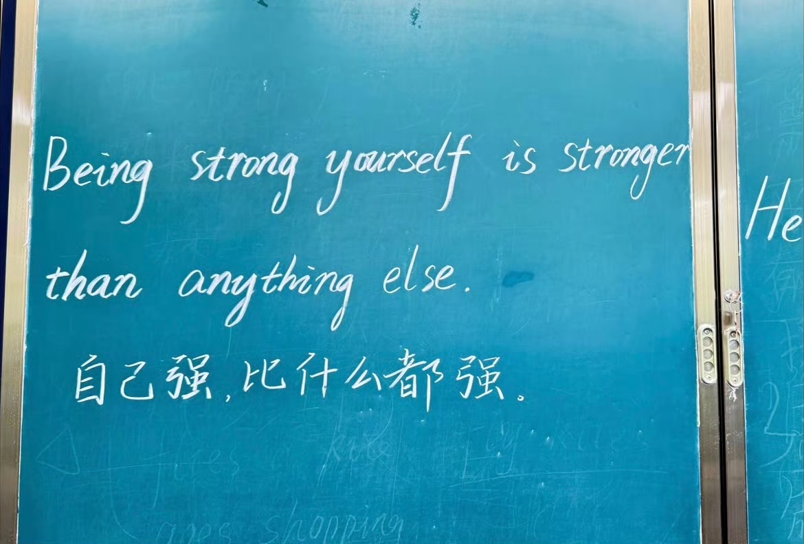 一大早看到新闻，网红张凯毅官宣离婚了。没觉得有多震惊，尽管两人曾经高调秀恩爱的甜蜜日常我也羡慕过。

当年他手搓凤冠求婚，让普通人看到了浪漫的爱情童话。短短两年，童话落幕，尚在哺乳期的她，平静的在镜头前宣布离婚，孩子的抚养权归她，实际分开已经三个月，没有控诉，没有互撕，一句高估了自己，低估了柴米油盐