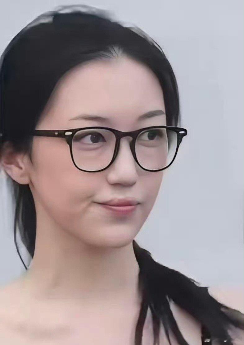 ✨李嫣街拍状态太绝了，自信的女孩最有光芒

最近李嫣的一组街拍流出，黑色吊带搭配黑框眼镜，清冷又随性，整个人的气质太出挑了。

身材高挑纤细，骨架和体态都完美继承了王菲的优良基因，站在那里就是一道风景线。虽然兔唇的痕迹依然可见，但在她舒展自信的状态面前，真的一点都不重要了。

从小在聚 ​