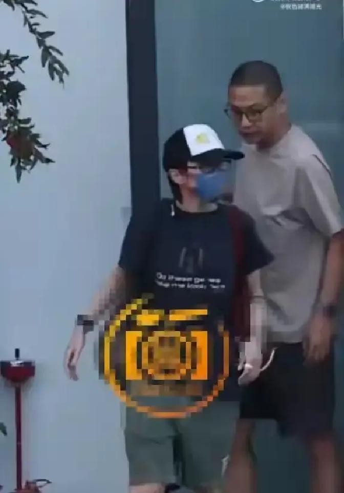 最近网上一组路人随手拍的照片，让很多人重新认识了李嫣。

闲暇时分，她和姐姐窦靖童、好友宋妍霏一起出门小聚。没有精致妆容，没有华丽穿搭，一身简单的黑色吊带，高高扎起马尾，戴着一副黑框眼镜，纯素颜出镜。
身形高挑纤细，身姿挺拔舒展。整个人透着一股清冷松弛的气质，很多网友一眼看去，都觉得神韵特别像年轻时