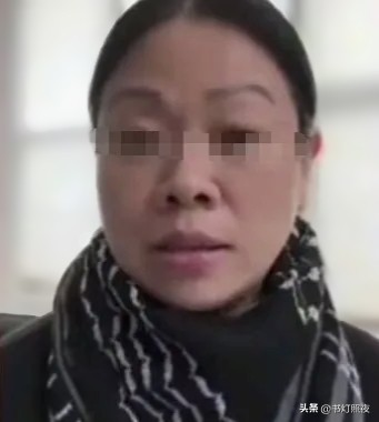 纽约曼哈顿的健身房里，一个华人女性因为戴了一条巴勒斯坦方格头巾，被犹太男子上前质问&34;你是不是支持恐怖主义&34;，双方当场吵起来。她气不过当场回怼，结果一不小心踩了骂犹太人的红线。
 
她叫袁·李，毕马威高级审计经理。在纽约打拼多年，熬到这个位置，年薪不薄，是很多人挤破头想坐的位置。那天她只是把那条黑白格