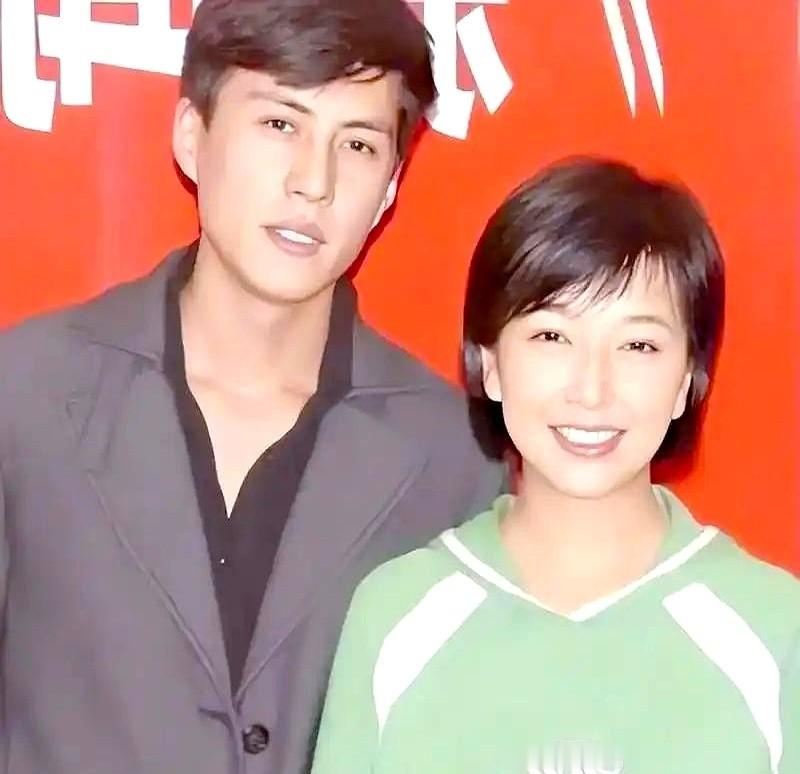 靳东的“精英滤镜”，原来碎得这么彻底！
江珊最近爆料，靳东去昆明出差，退房时把酒店电视遥控器当手机揣回了剧组，翻遍口袋才发现闹了乌龙。还有一次，他把黑咖啡当酱油倒进面里拌着吃。
说实话，听到这两件事我一点都不意外。靳东在荧幕上是什么人？《伪装者》里的明楼，运筹帷幄，一个眼神就能镇住全场；《我的前半生