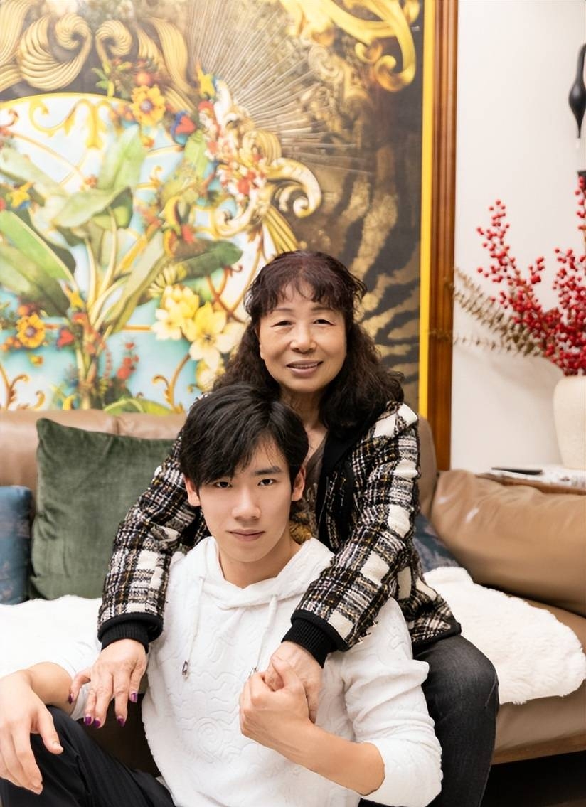 体操运动员张博恒，他的外婆叫张利辉。祖孙俩长得特别像，鼻子、嘴巴还有眼神都格外相像。

张博恒从小是外婆带大的，练体操那会儿，外婆常年风雨无阻接送他训练。
 
外孙受了委屈心里难受，就会找外婆撒娇倾诉。小时候比赛胆怯退缩，也是外婆耐心安抚鼓励，省内每一场比赛外婆都到场给他加油。

看奥运直播的时候，