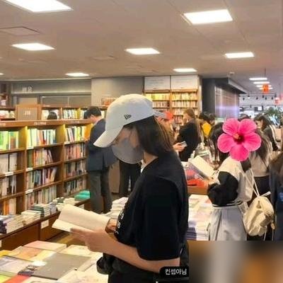 帽子一扣，口罩一拉，书店里站了半小时，愣是没人认出来。金喜善自己晒的照片，粉丝对着背景猜半天。这姐是真敢素，宽松卫衣配牛仔裤，跟隔壁买教辅的家长没两样。要知道她前脚刚在乌镇被围，粉草帽坐乌篷船，生煎包配清茶，游客镜头怼脸拍。转头回首尔，往书架边一蹲，存在感直接清零。最狠的是她去年那部《因为下一世已不
