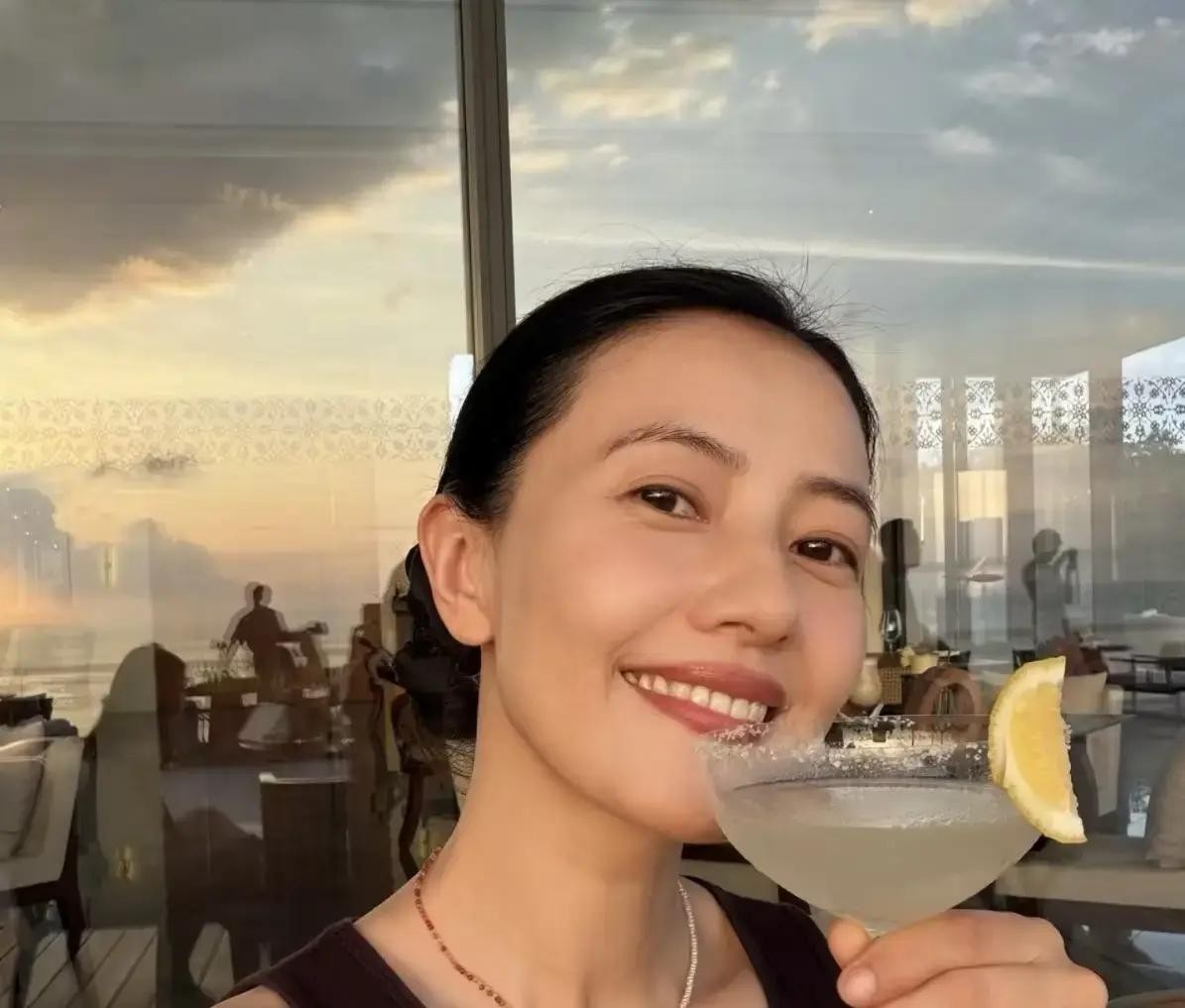 46岁的高圆圆，一身棕色丝绒长裙出现在纽约，很多人说她还是那么美，但我总觉得，这跟当年那个演周芷若的姑娘，已经不是一种美了

这次是去参加劳夫劳伦的春夏时装秀，现场图一出来，网上不少人都在感叹，说她颜值依旧，状态太好

那条裙子确实选得好，棕色丝绒，光一打上去颜色就变，显得人很贵气，配上长耳环，把天