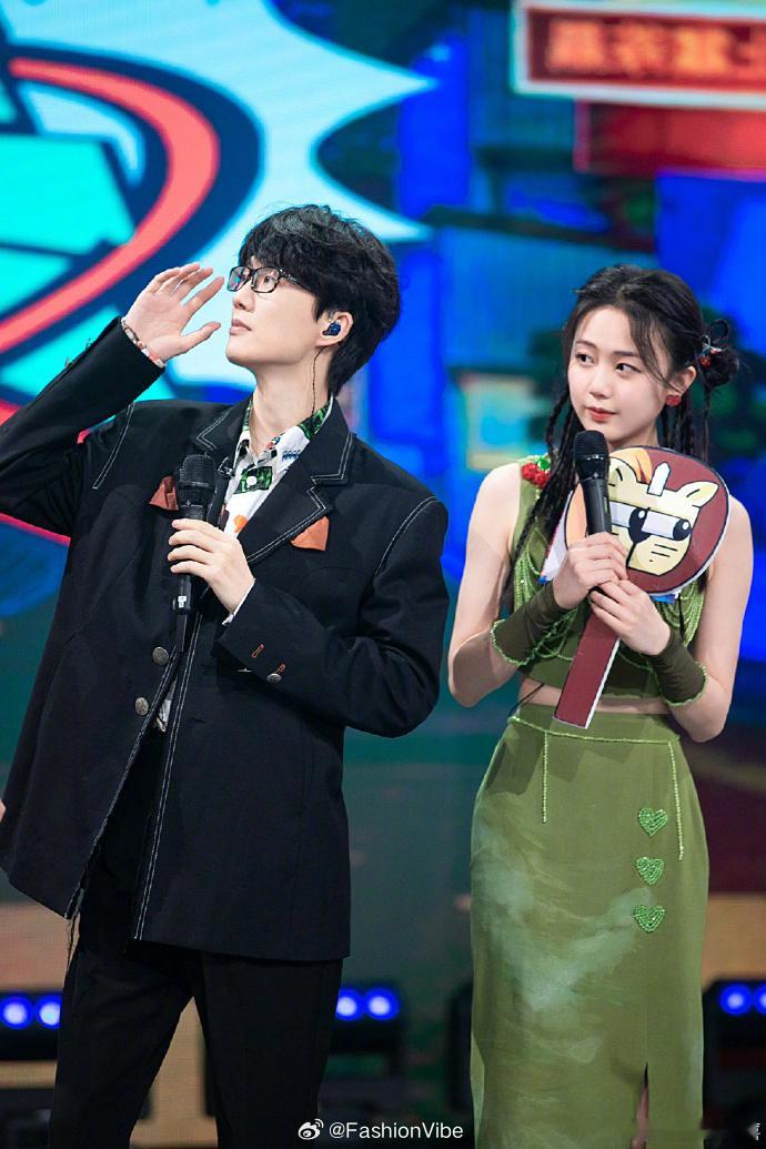 #许嵩冯禧官宣结婚##许嵩冯禧感情时间线# 相恋4年多，终于修成正果↓

2022年11月，许嵩被拍到和女生牵手同回家中，女生正是冯禧，恋情曝光。
2023年1月，许嵩、冯禧被拍到手牵手出门逛街，很是甜蜜。
2023年5月，许嵩、冯禧被拍到十指紧扣逛街，许嵩还帮女友拎包。
2023年12月31日， ​