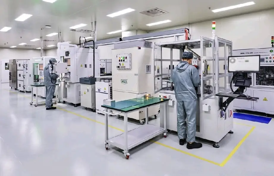整车厂还要管零件？理想：不管不行，体验差一点都难受！
以前买车，大家可能觉得整车厂就是个“组装厂”，零件都是供应商给啥用啥。但现在时代变了！理想就带头搞起了“整零协同”，也就是整车企业和核心零部件企业坐在一起搞研发。

这有啥好处？太大了！比如电池，理想不是等供应商做好了拿来装，而是深度参与进去，发