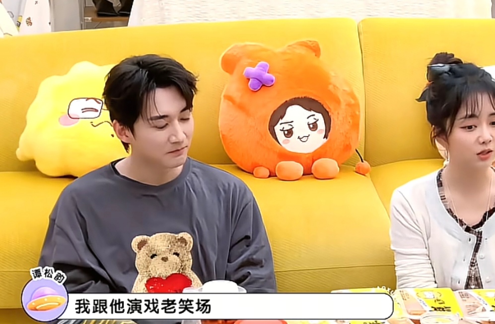 谭松韵说：“我跟他（刘学义）演戏，老是笑场。”
李雪琴问：“为啥呢？那亲密戏咋办？”
谭松韵答：“幽默。”
刘学义听了，立马来句：“哥们，亲个嘴吧！”

不得不说，刘学义的幽默，三界都知道他真的是很有魅力的男生，人帅又高，有趣，有演技、人品好，做事还很低调。

谭松韵也是很好的姑娘，一直默默努力，踏