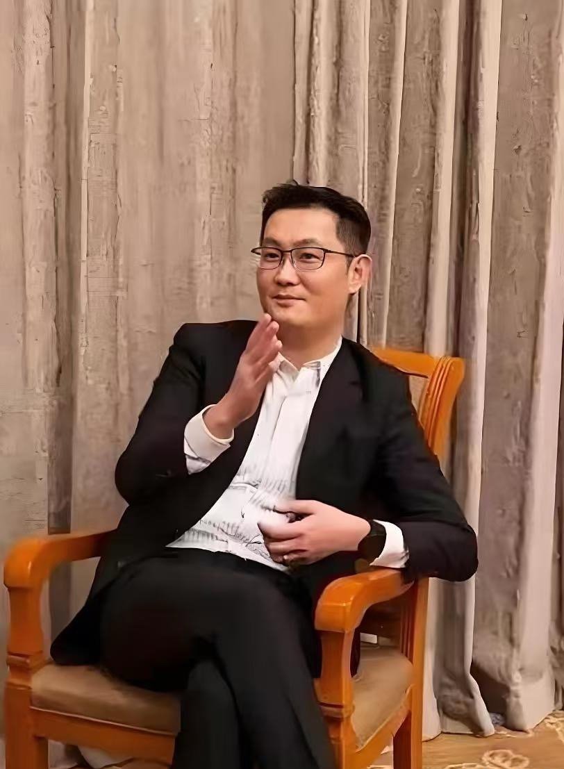 同为千亿企业家，马化腾算得上格外低调。国外没有公开房产，极少接受采访，日常大多待在深圳，除公务外很少露面。

不少大企业老板热衷于打造个人IP，靠自身流量带动企业知名度。但腾讯却不选择这条路。

一方面早年吃过舆论风波的亏，对公众曝光格外谨慎；另一方面本身性格不喜抛头露面，腾讯业务盘子足够大，也不需