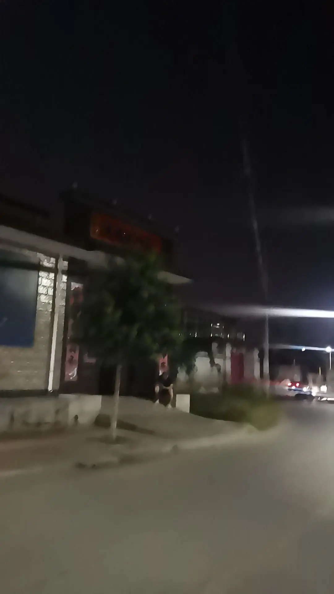 【现场直击：  文班亚马超远三分】这恐怖的射程!加时关键时刻马刺落后3分，文班刚过半场直接出手超远三分扳平分!