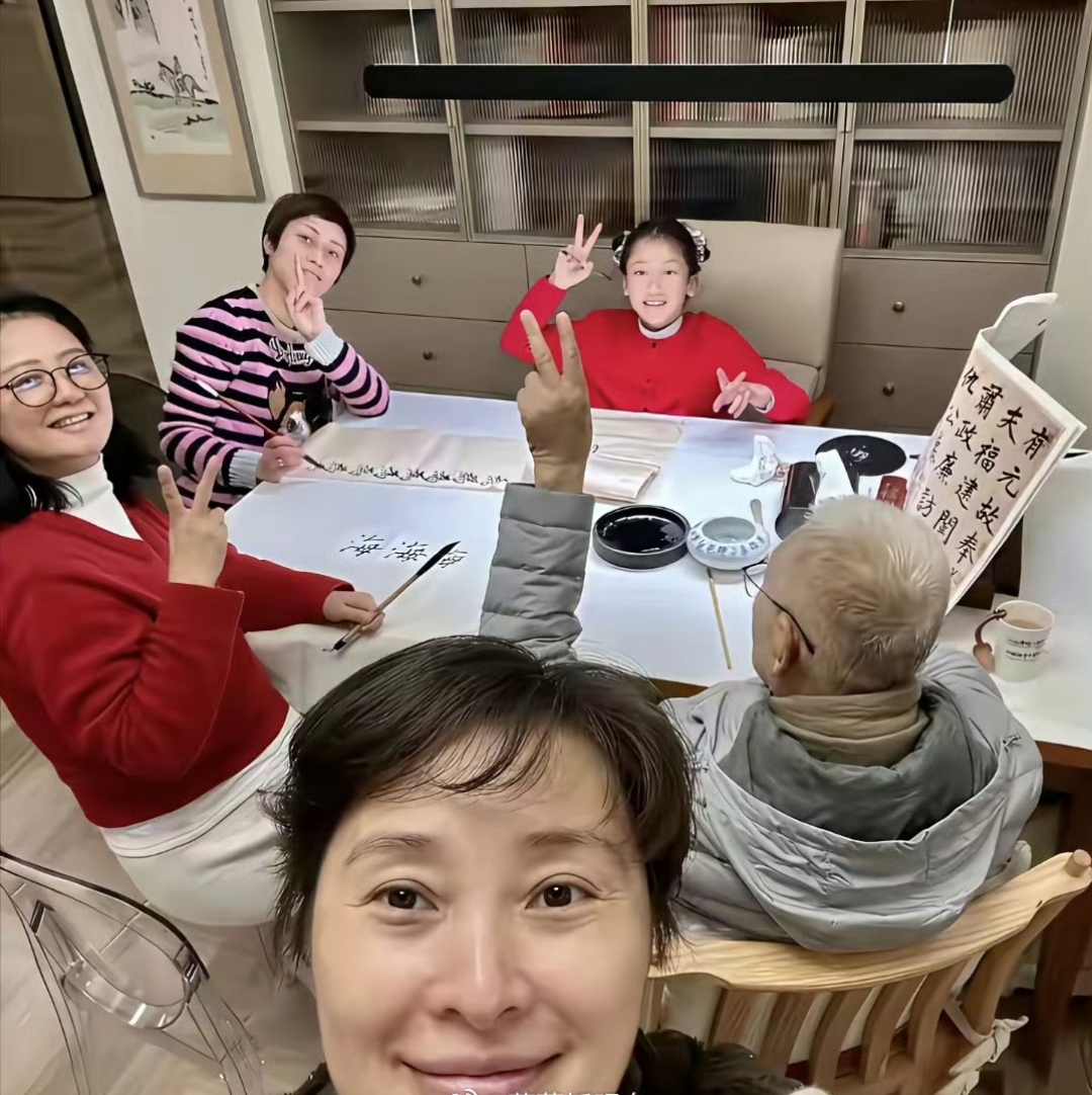 前阵子刷到吴越在片场休息时写书法的花絮，直接被圈粉了。
她握着狼毫笔的手稳得很，写的是“松风煮茶”四个字，笔锋转承之间完全没有摆拍的僵硬感，横平竖直里带着练了多年的功底，连旁边搭戏的演员凑过去看，都忍不住问她是不是偷偷报了好几年的书法班。
后来才知道她拍《县委大院》的时候，为了贴合角色私下练了整整三