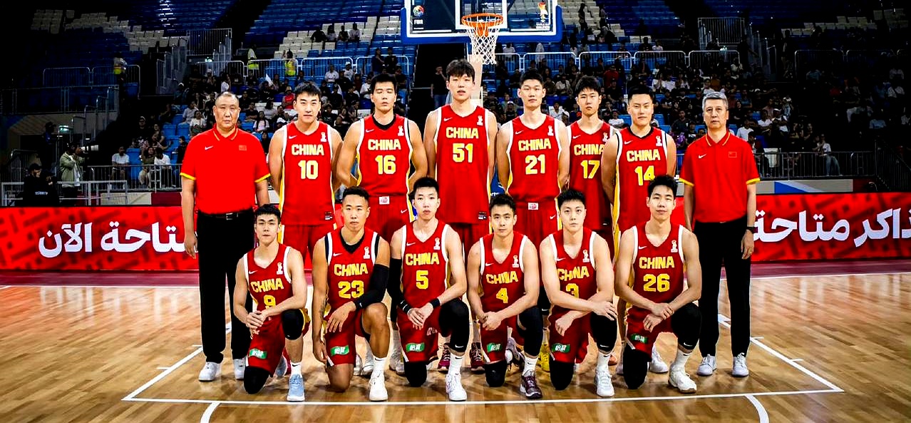 胡金秋在防守端被对手追着打，焦泊乔又彻底坐了冷板凳，大胜卡塔尔的背后，男篮的内线其实已经到了挺尴尬的地步
 

岁数上去之后，大秋确实是肉眼可见的累，脚步慢了，防守直接成了对面的突破口。
 

教练现在又不信任焦泊乔，整个内线攻守两端基本只能指望杨瀚森一个人顶着
 

锋线上的王俊杰也让人叹气，跟去