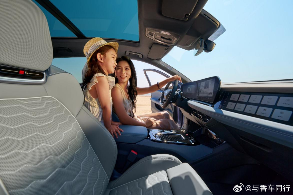 每天堵两小时，一汽奥迪Q6L e-tron让我少生几次气

我的日常：早高峰一小时，晚高峰一小时，方向盘握到指节发酸😮💨

一汽奥迪Q6L e-tron 让我舒服的是两件事。第一是坐得住：座椅软硬适中，前排背部海绵厚度 18mm，后排 15mm，后排座椅角度增加 2°，选了运动座椅骨架配特殊泡沫，历经 79 项测试、 ​
