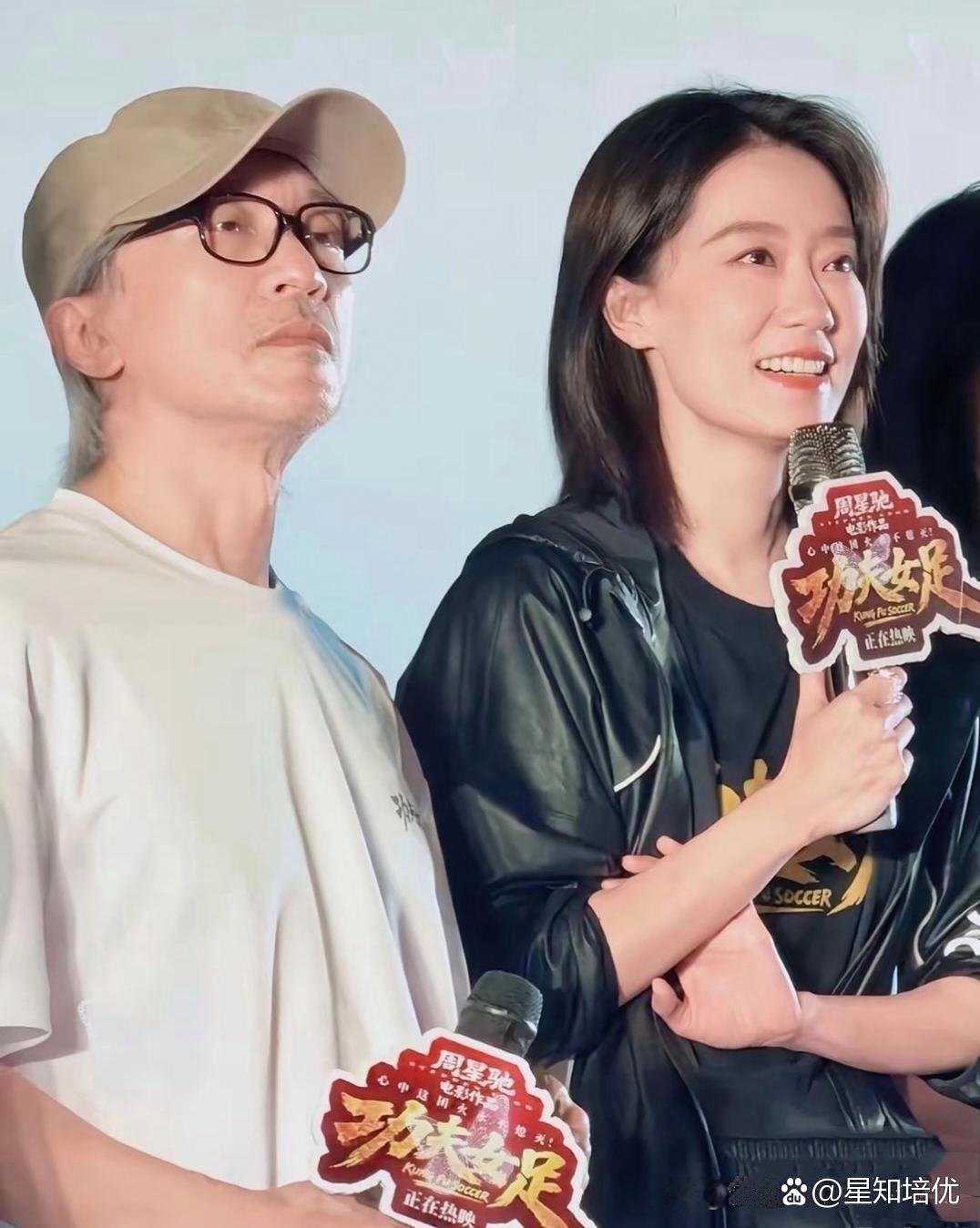 你敢信？一部电影的路演，主演齐刷刷站在台上，全场喊的却是另一个人。
 
这几天《功夫女足》路演，张小斐、迪丽热巴、张艺兴都是主演，也都到场了。结果现场此起彼伏全是&34;星爷、星爷&34;，愣是没几个人喊&34;张小斐&34;，喊&34;热巴&34;&34;艺兴&34;的也稀稀拉拉。我刷到视频的时候，都替他们尴尬。
 
要放以前，就算不是主演，台