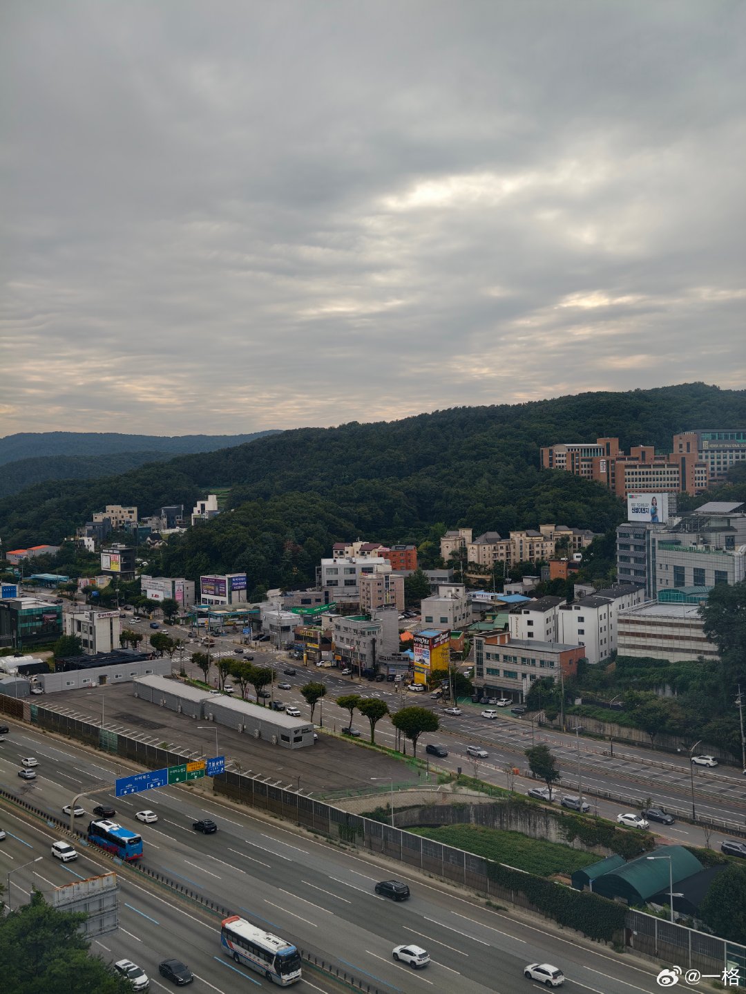 12:30 落地，15:30 才到房间[淡淡的]
iQOO 团队很贴心准备了一次性牙刷用品跟转接头。
没来之前我都不知道韩国这么多山呢，酒店窗外还能看到大棚，不知道里面种的是啥。 ​
