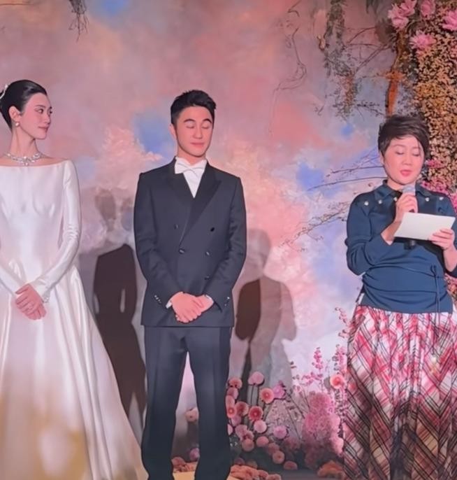 奚梦瑶在澳门那场答谢宴上，把法国婚礼的Dior婚纱原封不动又穿了一次，站在台上的是四太梁安琪、何猷君和她自己，梁安琪拿着话筒说“感恩儿子遇到善良优秀的小明”，而台下第一排坐着何超琼、何厚铧、甘比、汪明荃。奚梦瑶的亲爹亲妈也到了现场，着装规整站在台上一起举杯。可整场宴会的视觉中心、发言权、话题走向，从