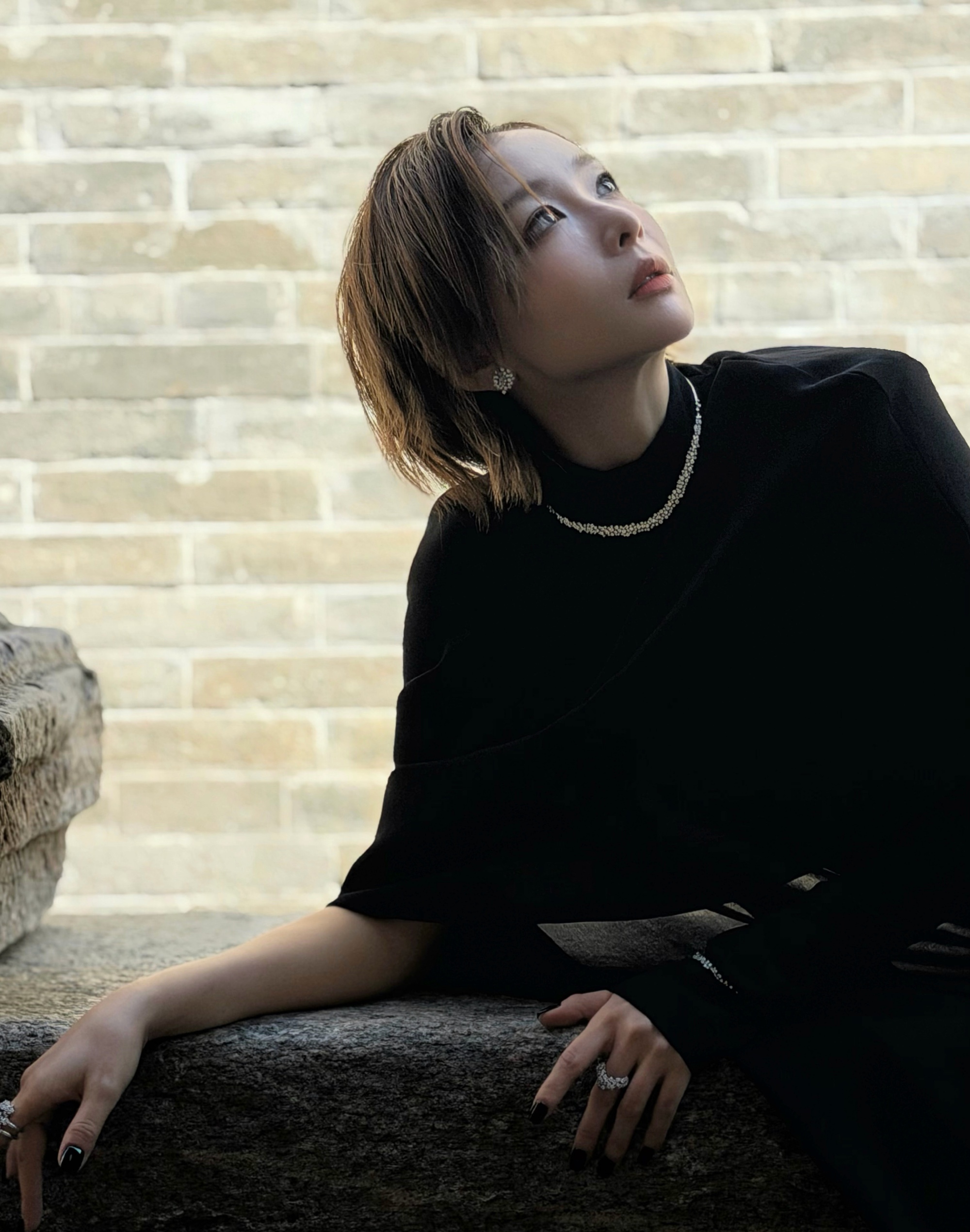 高叶
遇见古城慢时光……
不得不说
高叶的这一组侧拍
真的好美啊
让人看到了一个与众不同的她
她，是大嫂也是气质美女
她就是她
无可替代的她
无论演技还是穿搭
都很圈粉
这次的侧拍照
黑色穿搭很哇塞
越看越喜欢