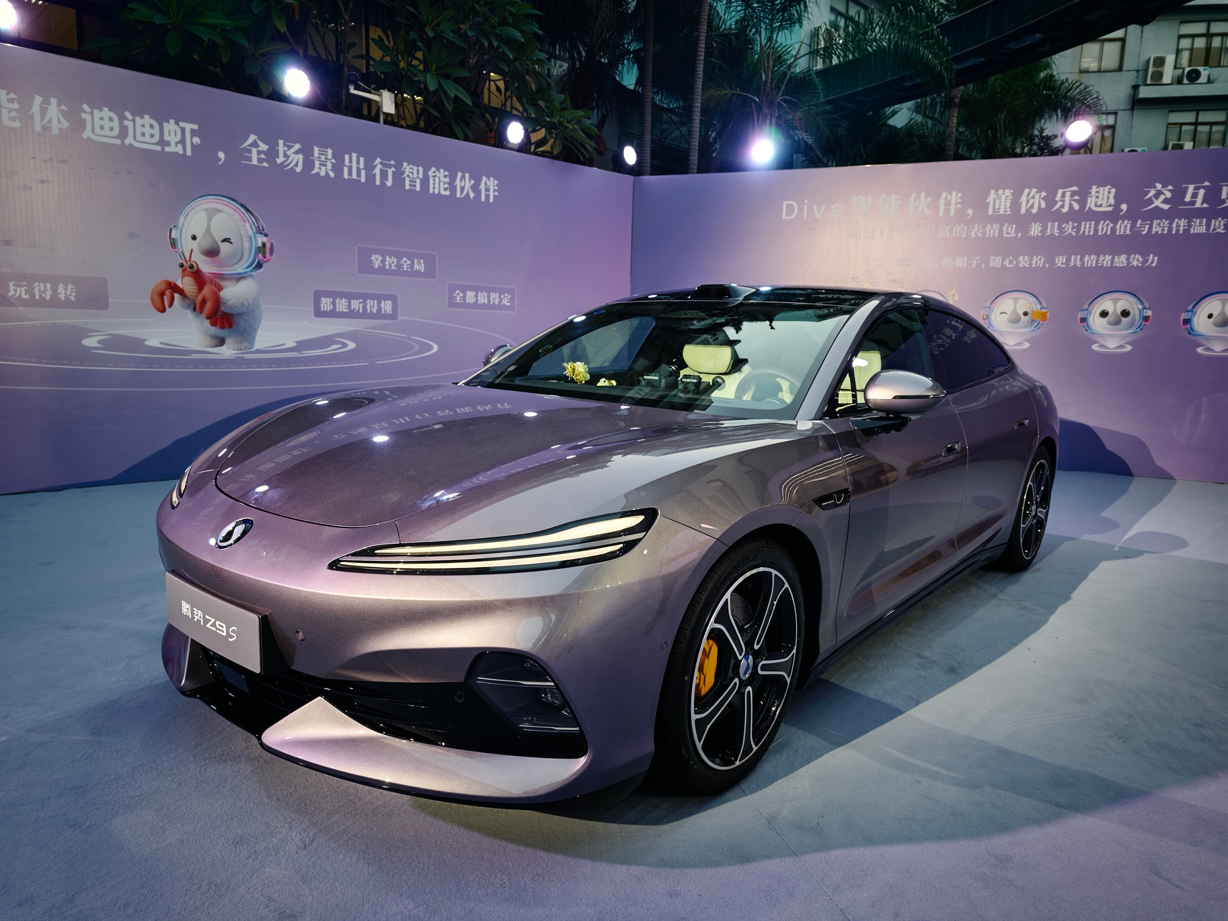 五网四品牌的车出一款爱一款，这可咋办？[苦涩]
​今天爱上的是——腾势Z9S，大家都知道腾势的车子性能好，而且今年的车都更漂亮了。独爱三厢车的我，越来越觉得这款车的颜值超美。不仅如此还挺有都市范儿。
以科技解锁新豪华，好看的皮囊之下还有着很多最新的汽车科技。#腾势Z9S上市# ​