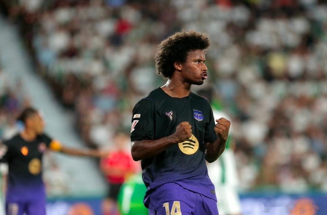 告别传统九号位！巴萨全新锋线组合，首战就打服球迷
赛季初很多人担忧：巴萨送走托雷斯等中锋，新赛季没有正印九号，进攻会变弱。
 
结果首场比赛直接颠覆所有人认知。
 
如今的巴萨不需要固定中锋位置，阿德耶米游走全场、全能收割，边路能突、中路能扛、禁区能终结。拉菲尼亚内切精准，亚马尔灵动爆 ​