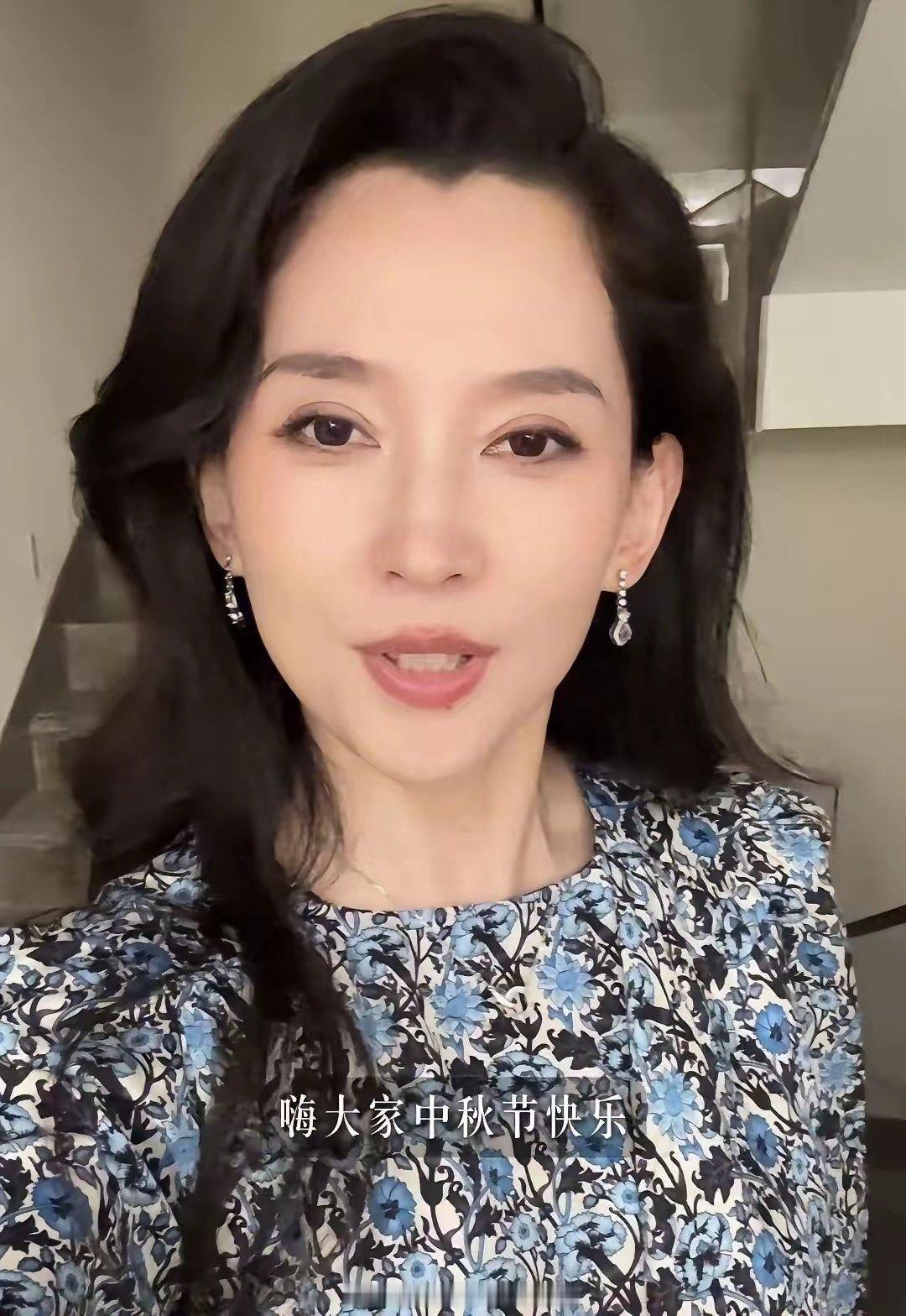 很多人都说森林北嫁给汪峰可惜了
但是说实话
我一直觉得森林北
是真的漂亮啊！
她的气质真的很有气质、很有感觉
看到她的颜值
内心真的会一阵骚动
这颜值、气质是真的一绝啊
汪峰娶人家肯定也是看中了人家的颜值和气质，毕竟没有哪个男人不喜欢这样的大美女！
#森林北# ​