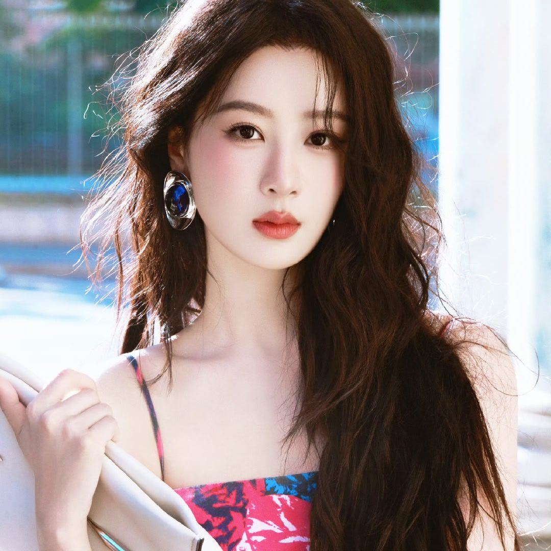 #杨紫[超话]# 等你#杨紫v中文版九月刊封面预告#yz #v中文版杨紫高定魅影预告大片# ​