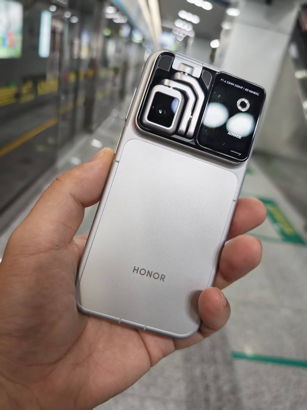 最近被荣耀Robot Phone狠狠吸引，充满科技感的机器人造型，新鲜感十足。
还有一份很有意思的小惊喜，在官方线上平台签到打卡或者完成激活，就有机会拿到这款会揉脖的Phone摆件。亮面金属质感精致小巧，机器人造型呆萌耐看，摆在桌面、挂在包上都很合适，随手一拍氛围感直接拉满。
一边期待全新荣耀机器 ​