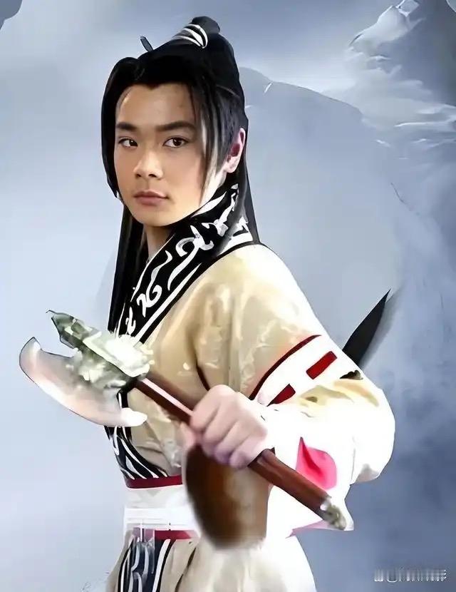 要说曹骏给我印象最深的作品，那必须是《宝莲灯》。15岁的他主演这部古装神话剧，把沉香劈山救母的坚毅与执着诠释得淋漓尽致。为了救母亲，沉香苦练本领，曹骏将沉香成长过程中的艰辛、勇敢都展现出来，让观众看得热血沸腾。
后来他在《丁宝桢》里演男二号陈云飞，为贴合角色剃光头，还读大量历史文化书籍。如今他参加《