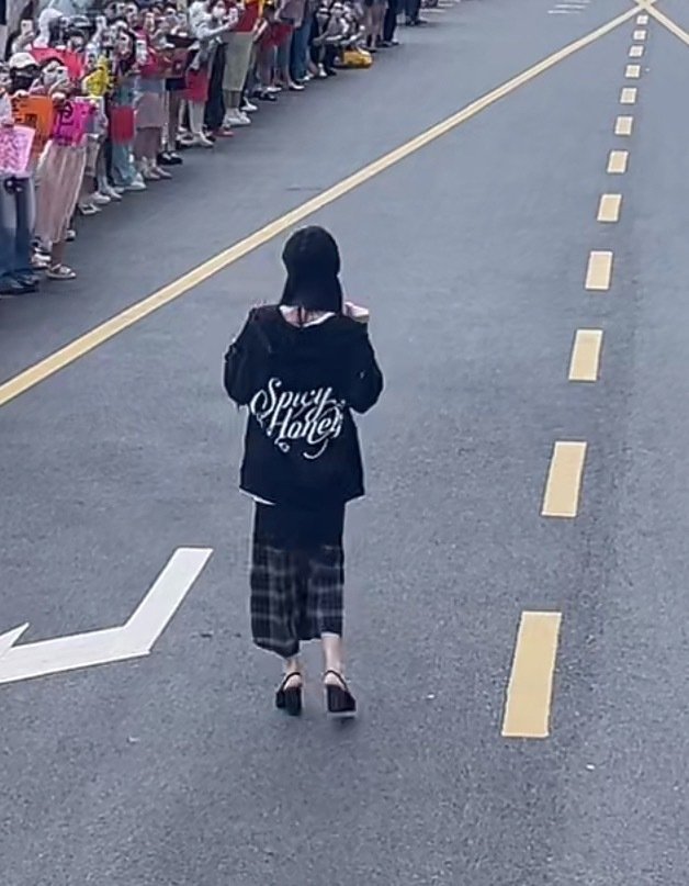 虞书欣穿的是快闪店上海限定那个衣服 ​
