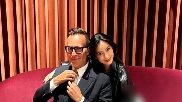 Angelababy这次海外亮相，跟爱马仕总监站一块儿，那气场真没输。
没有内娱红毯那种恨不得把“艳压”写在脸上的狰狞，甚至连衣服都没怎么用力过猛。
前几天大众还在盯着她点赞搭档、在机场吃冰淇淋的琐碎日常，拿着放大镜揣摩她每一次试水。转头到了米兰秀场，镜头推过去，依然是那张无可挑剔的骨相。
这