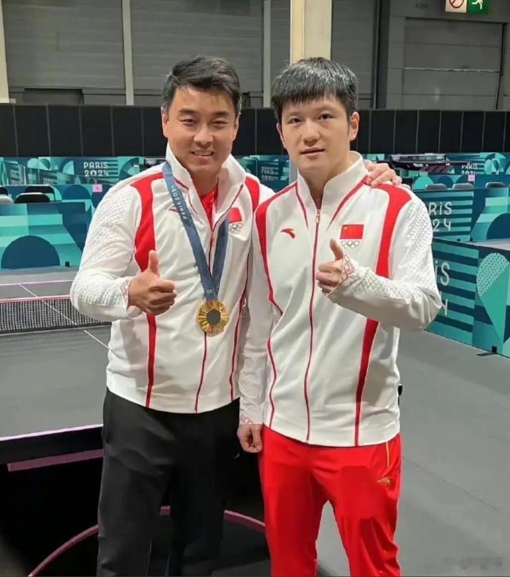 师徒情深，梦圆巴黎！樊振东为王皓戴上金牌！  当樊振东将那块沉甸甸的金...