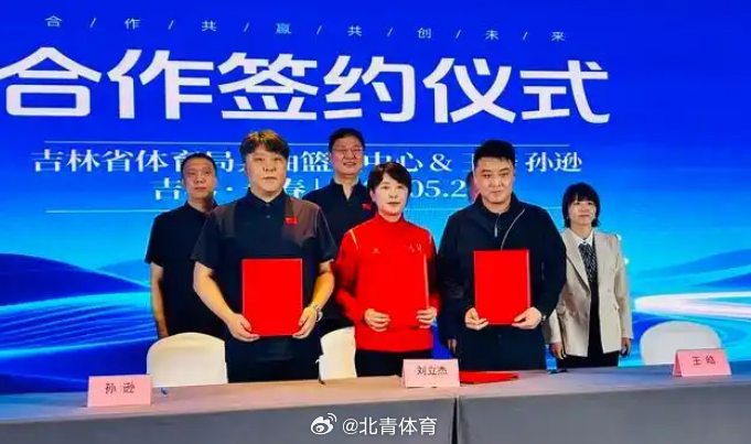   5月25日，长春籍奥运冠军、国家乒乓球队男队主教练王皓携手国乒...