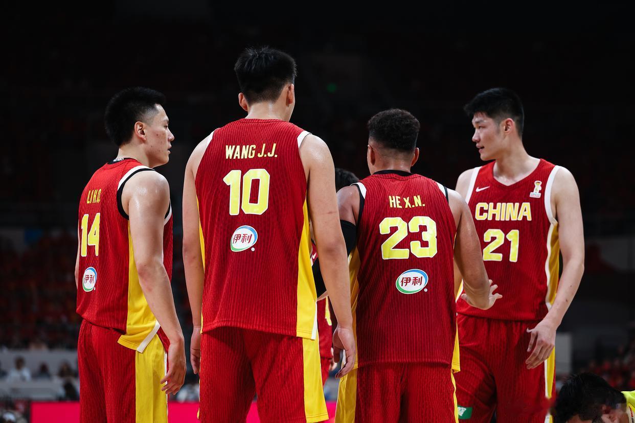 中国男篮将于8月22日凌晨飞往卡塔尔，比比赛时间提前6天抵达多哈，开展时差、气候与场地适应性训练，备战8月28日0点世预赛客场对阵卡塔尔的较量。
 
比赛场地贾努布球馆，原为2022世界杯足球场，临时改造为篮球馆，拥有20000个座位，本场比赛全部免费向球迷开放，是场馆改造后的首场正式篮球赛事。
 
 ​