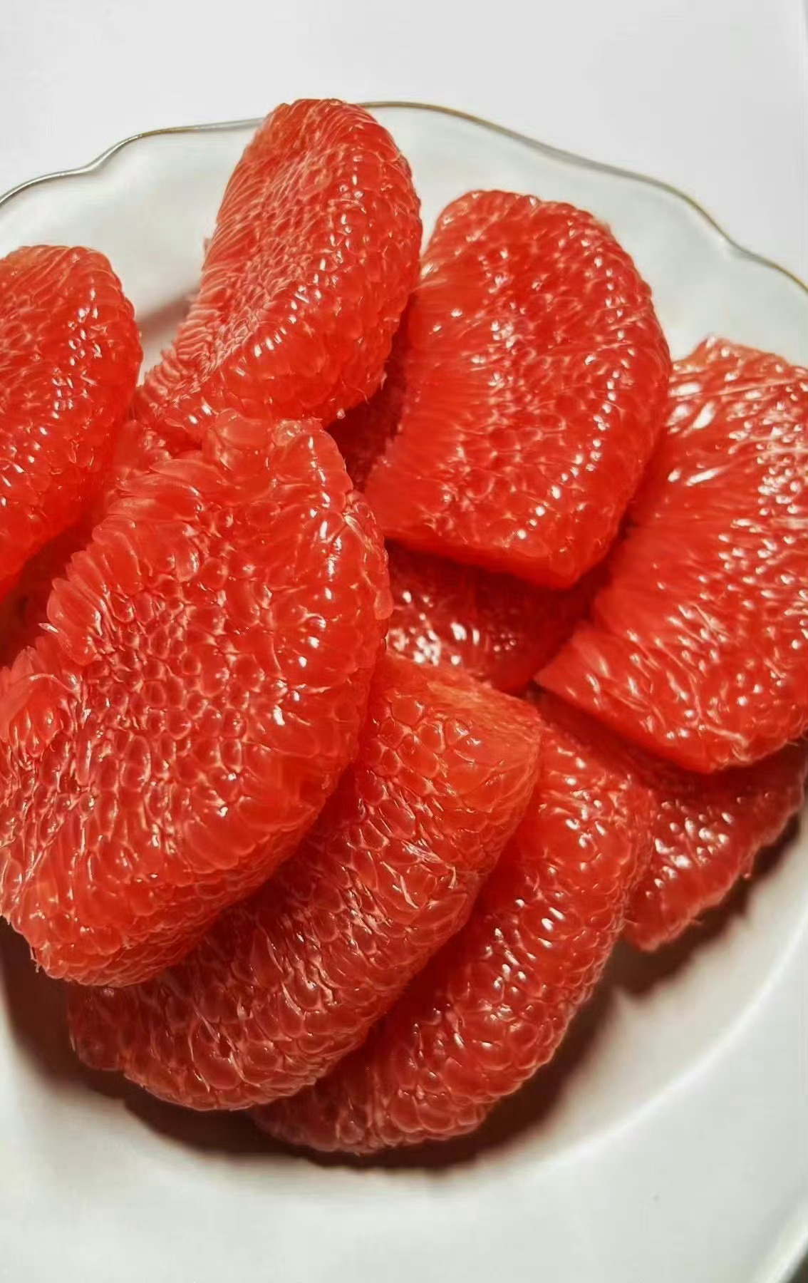 今天极度舒适，柚子清甜好吃，好好吃，我已经吃柚子吃饱了，太幸福了，明天继续剥柚子茶